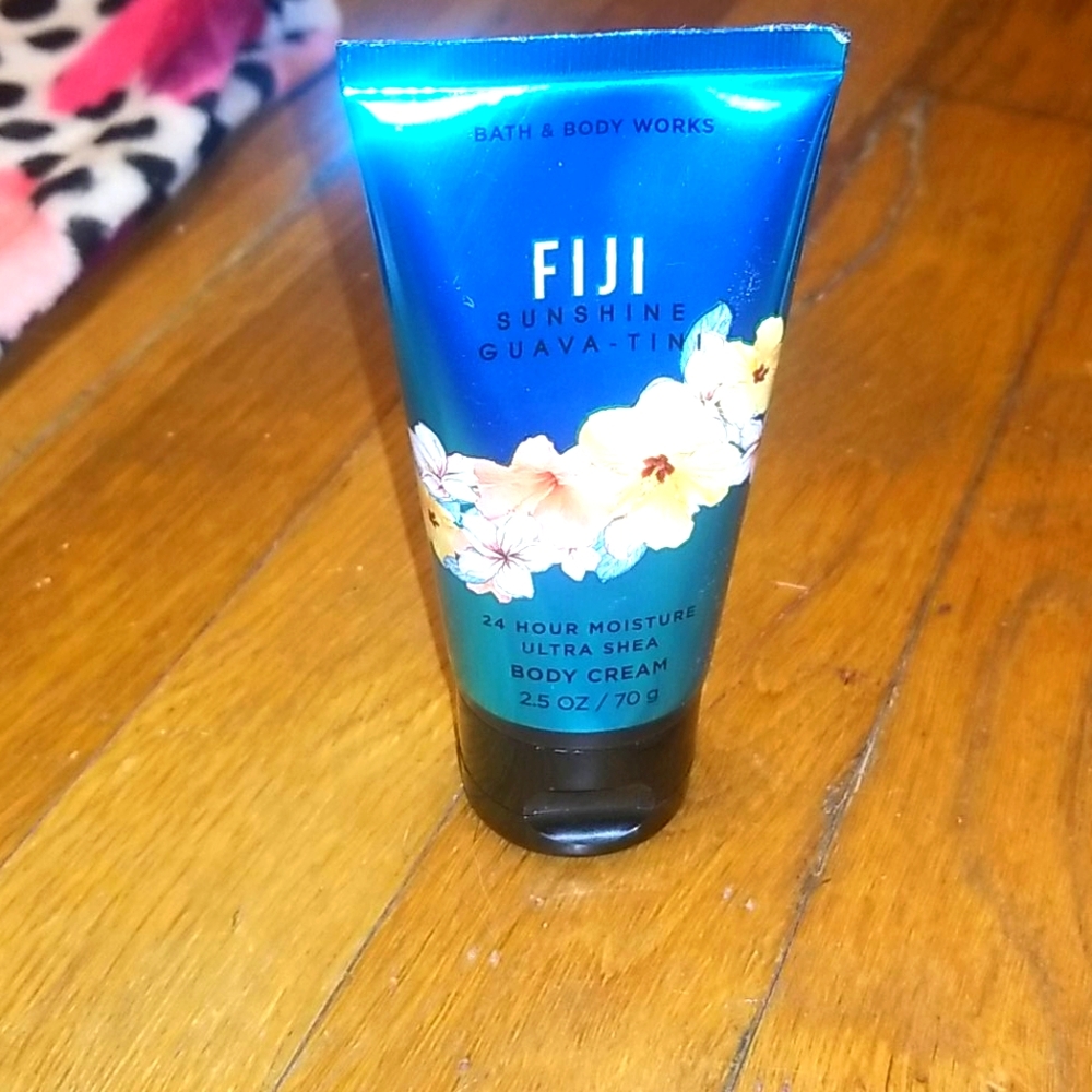 Bath and body Fljl sunshine guava tini body cream